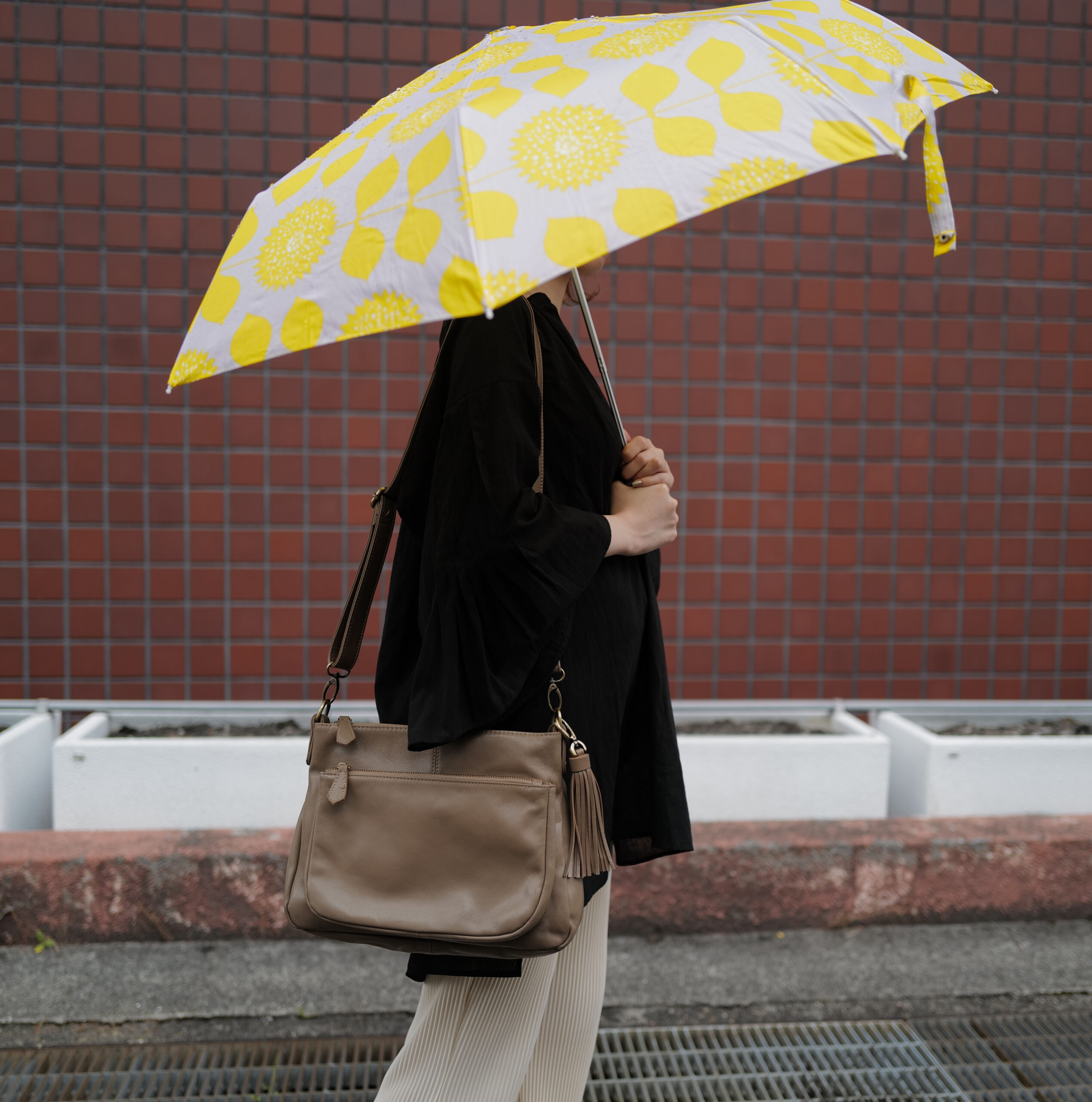 雨でも安心のレザーショルダーバッグ